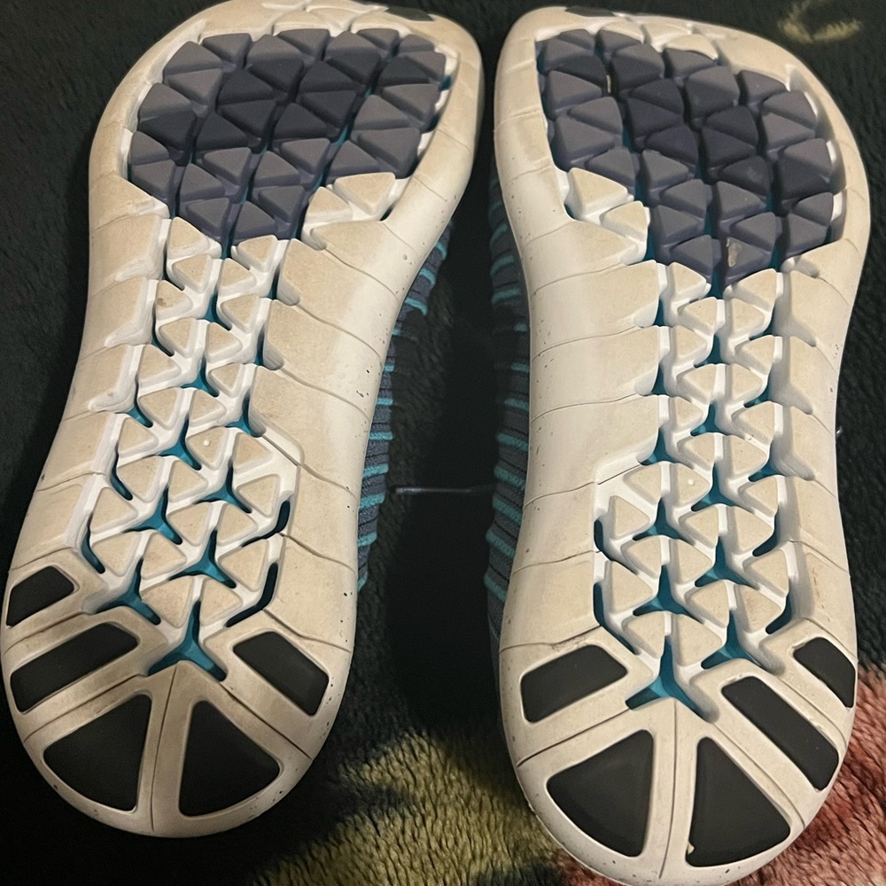 Nike shoes wear a few times in great condition no holes or stains!!!